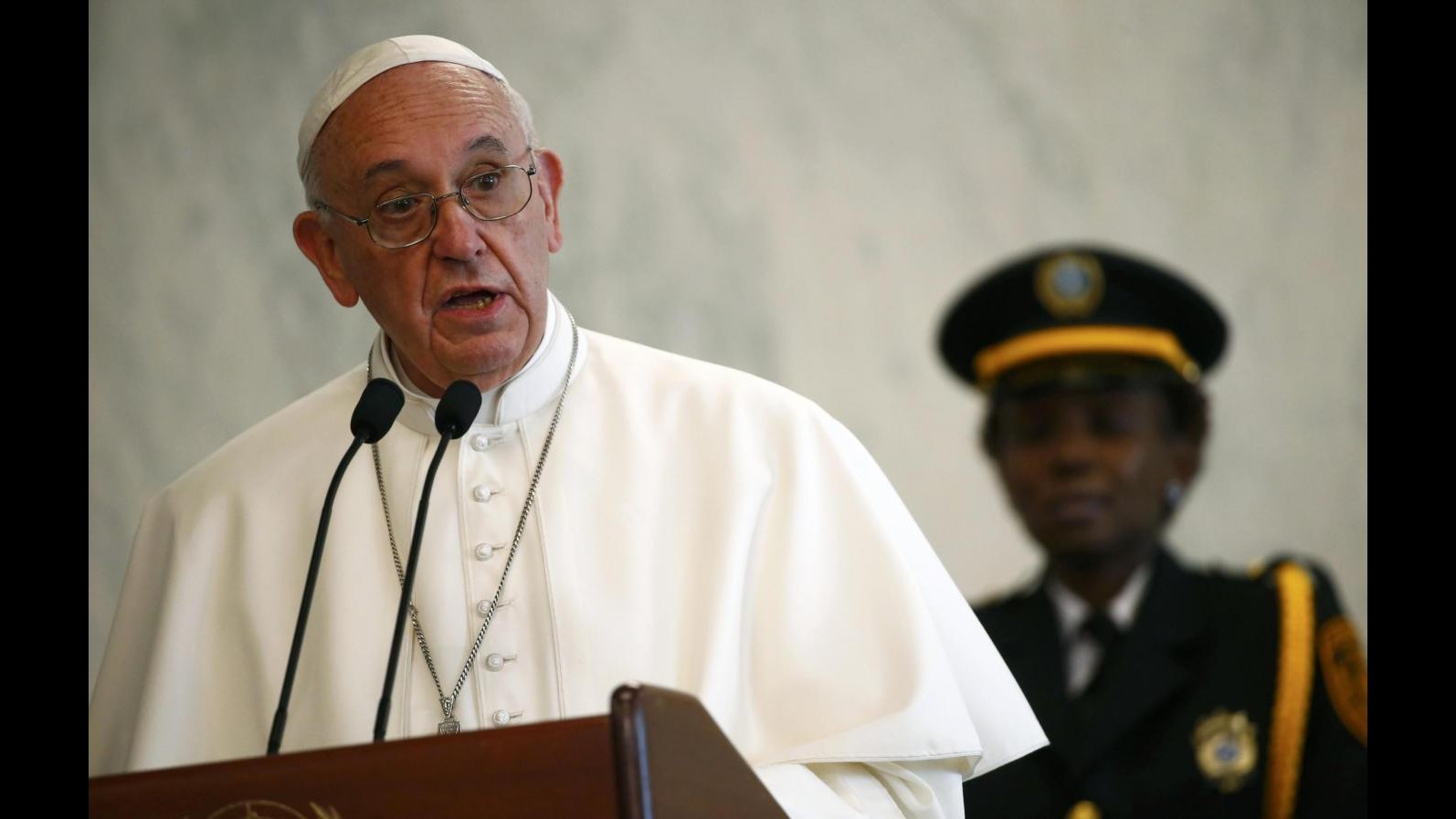 Ovazioni, applausi e risate: Bergoglio acclamato all’Onu
