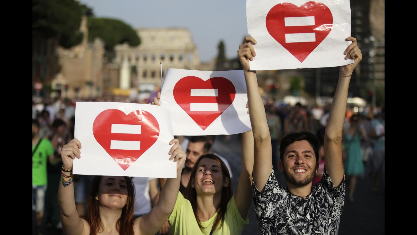 Gay Pride, la sfilata di Roma a Renzi: Guarda il verso giusto