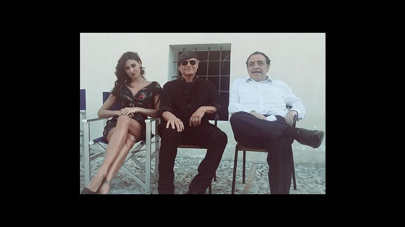 Tv, Belen sul set di ‘Don Matteo’: l’abbraccio con Terence Hill