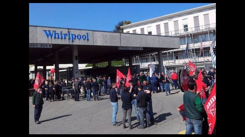 Whirlpool, 2.000 in corteo a Varese: lo sciopero blocca le fabbriche