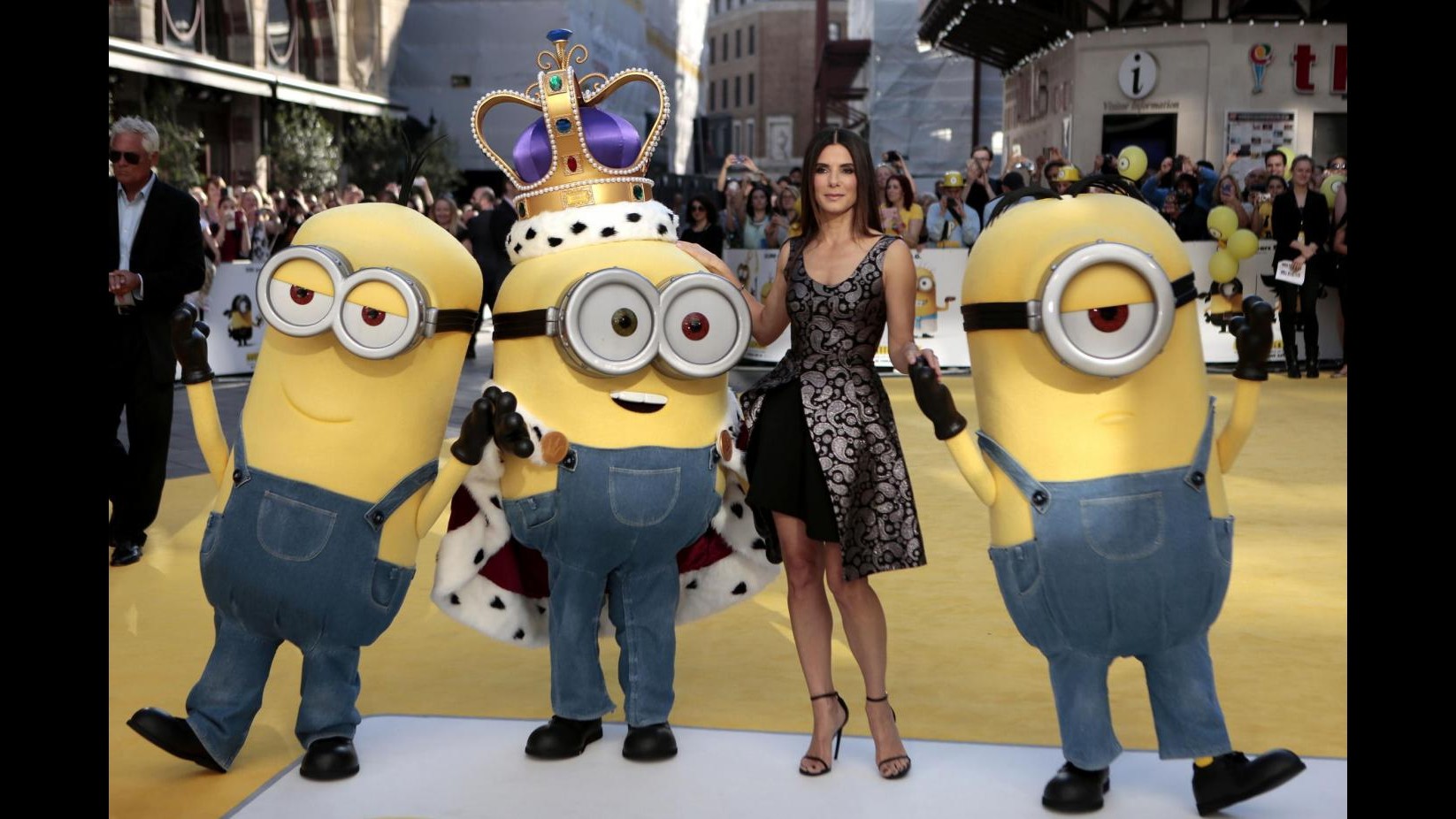 Yellow carpet a Londra per i Minions: sfilano Bullock ed Hamilton