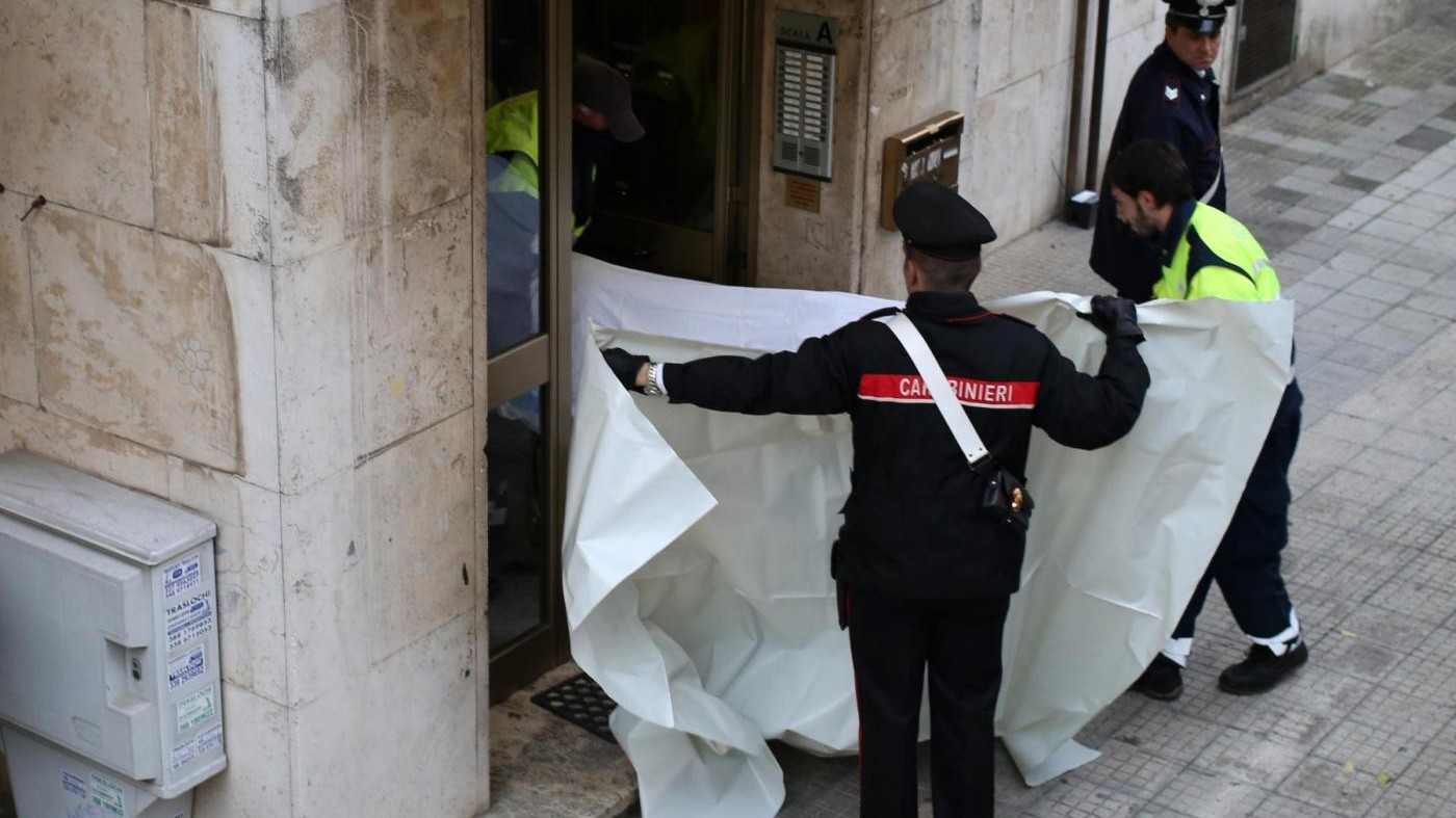 Roma, uomo ucciso in casa alla Garbatella: un sospettato