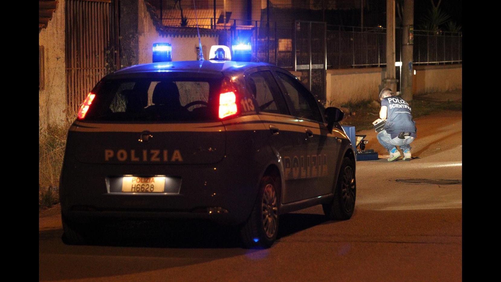 Napoli, sparatoria per strada nel quartiere di Fuorigrotta, ferito un agente di polizia