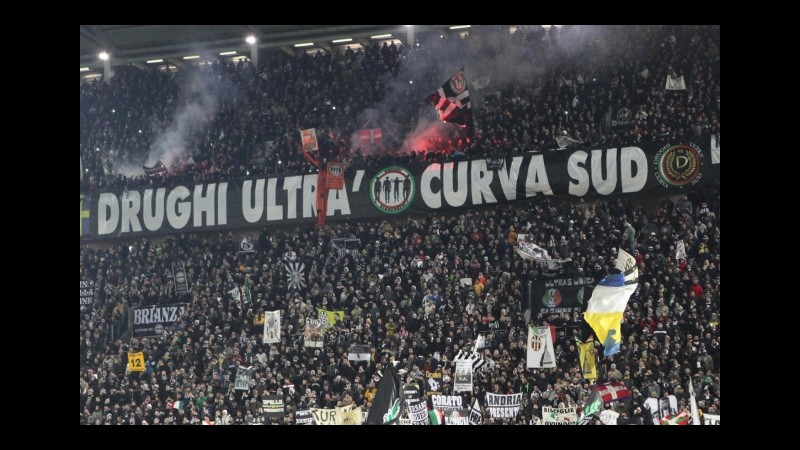 Calcio, bomba carta durante il derby di Torino: arrestato un tifoso della Juventus