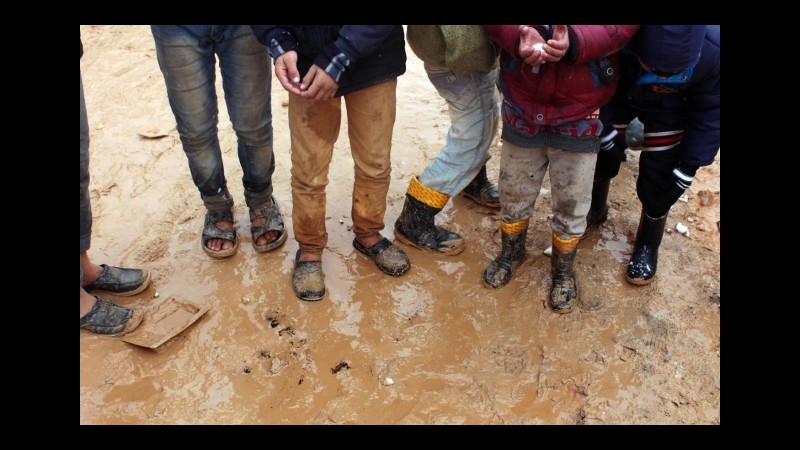 Siria, scontri al confine: migliaia di persone fuggono in Turchia