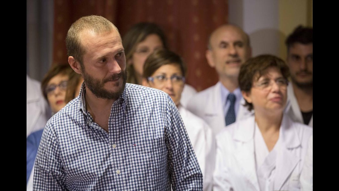 Ebola, guarito l’infermiere italiano: Trattato come un amico da salvare