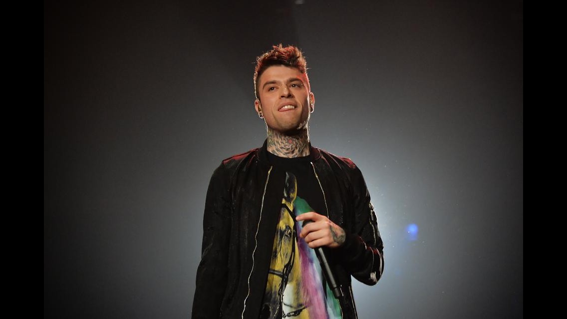 L’avvocato di Fedez : Non insultò i poliziotti, aiutò la ragazza ferita