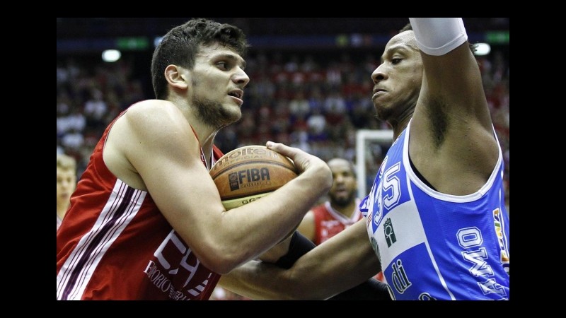 Basket, playoff Serie A: Milano espugna Sassari, serie sul 3-3