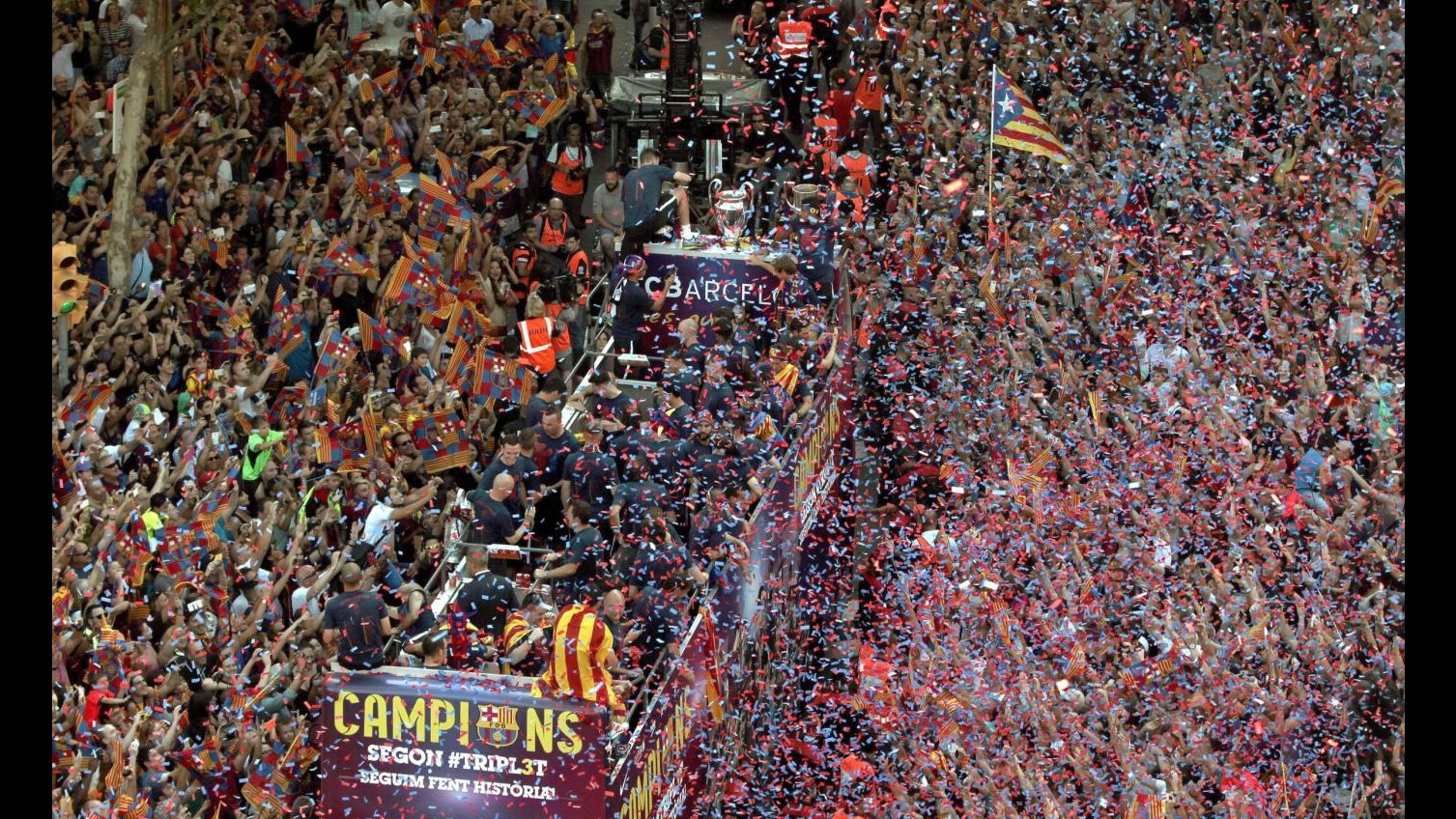 Champions, Barcellona in festa per la parata degli eroi di Berlino