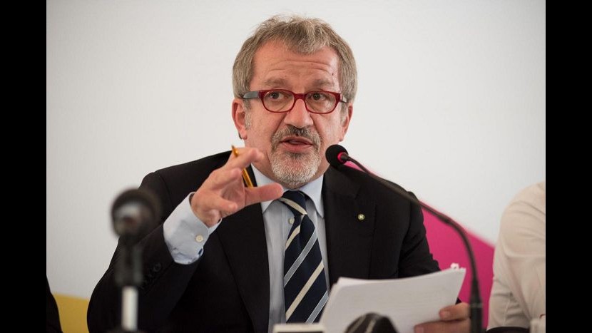 Immigrazione, Maroni diffida sindaci e prefetti: Stop accoglienza