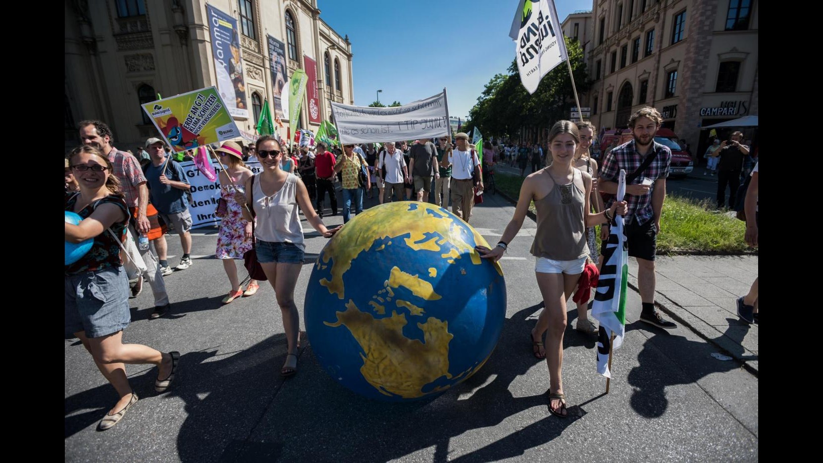 G7, clima al centro del vertice: l’appello di Merkel, le richieste delle ong