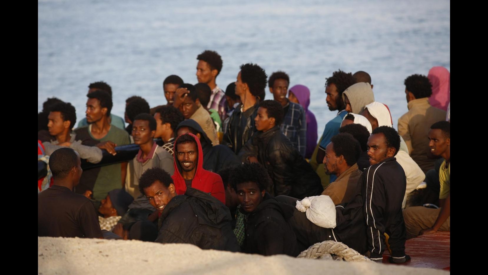 Duemila migranti salvati al largo della Libia, proseguono le operazioni