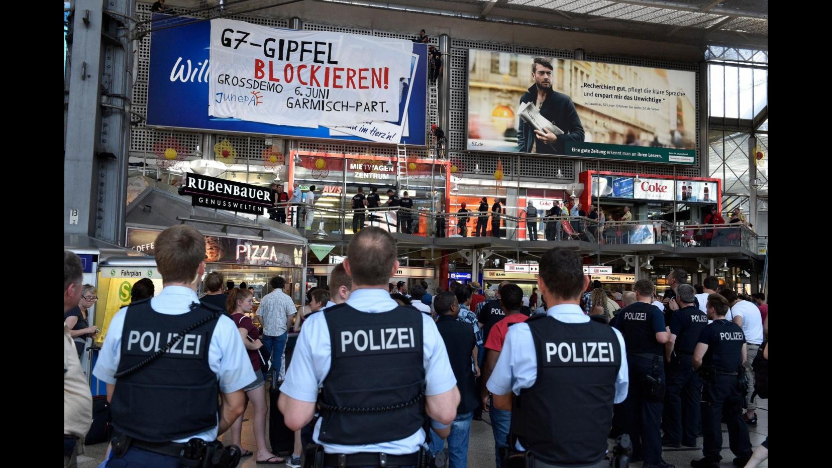 Momenti di tensione al G7 durante la manifestazione anti-summit ma torna subito la calma