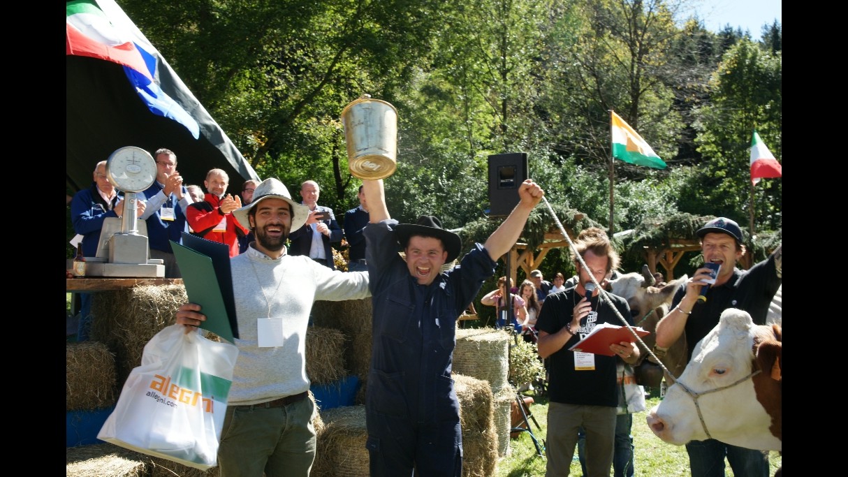 Bergamo, 32enne bresciano campione del mondo di mungitura a mano