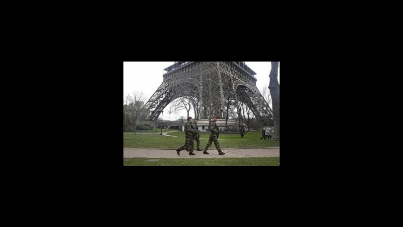 Francia, allarme intruso sulla Torre Eiffel. Il monumento chiuso al pubblico