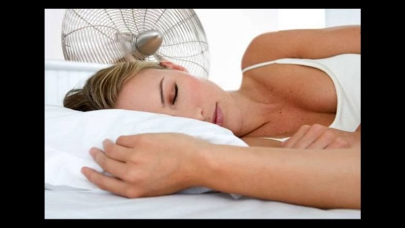 Caldo in arrivo, cosa mangiare per combattere l’insonnia