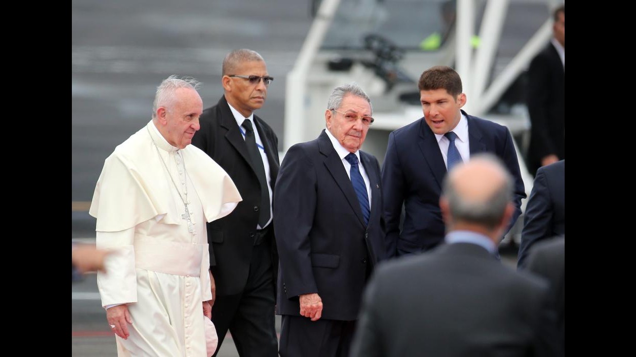 Il Papa accolto a Cuba da Raul Castro: Il mondo ha bisogno di riconciliazione