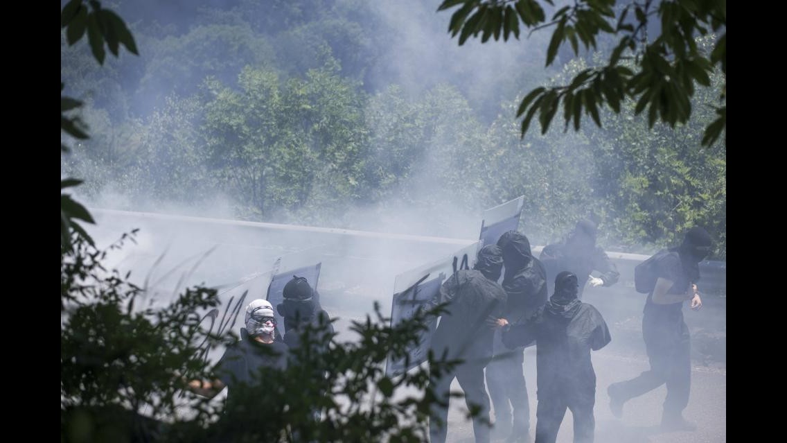 Corteo in Val Susa, scontri fra i manifestanti No Tav e le forze di polizia