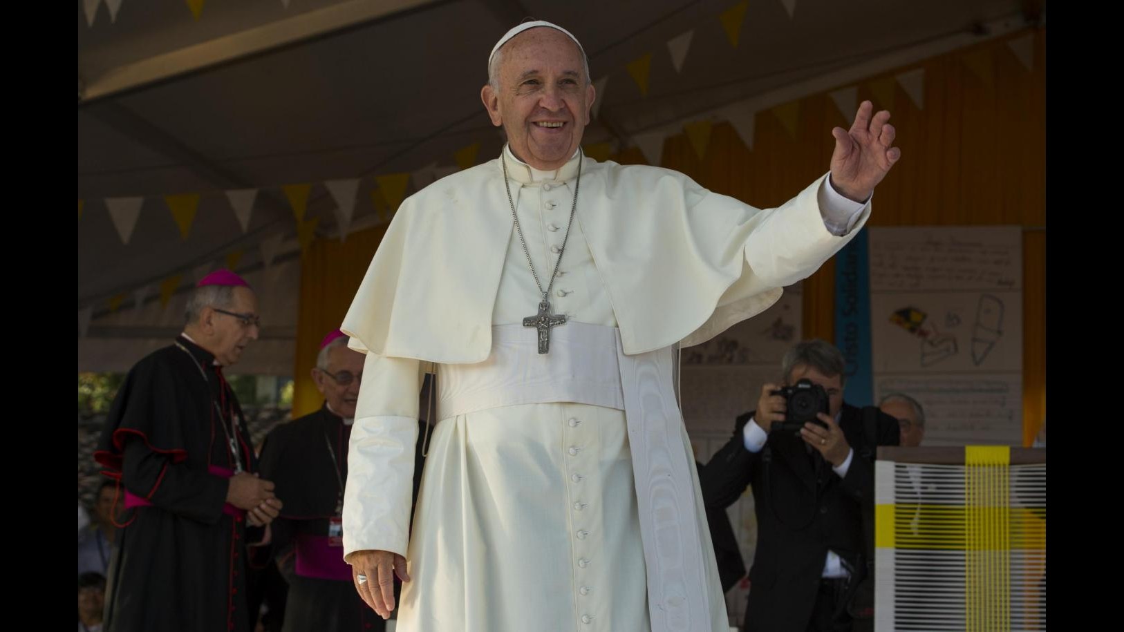 Papa Francesco in volo verso Cuba e Usa. Ad attenderlo Raul Castro