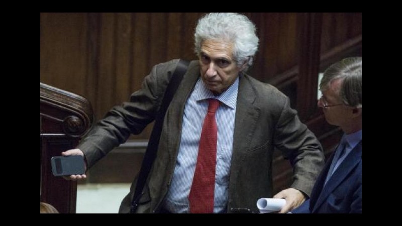 Scuola, Mineo assediato a corteo, lancio oggetti. Lui: Non ho votato