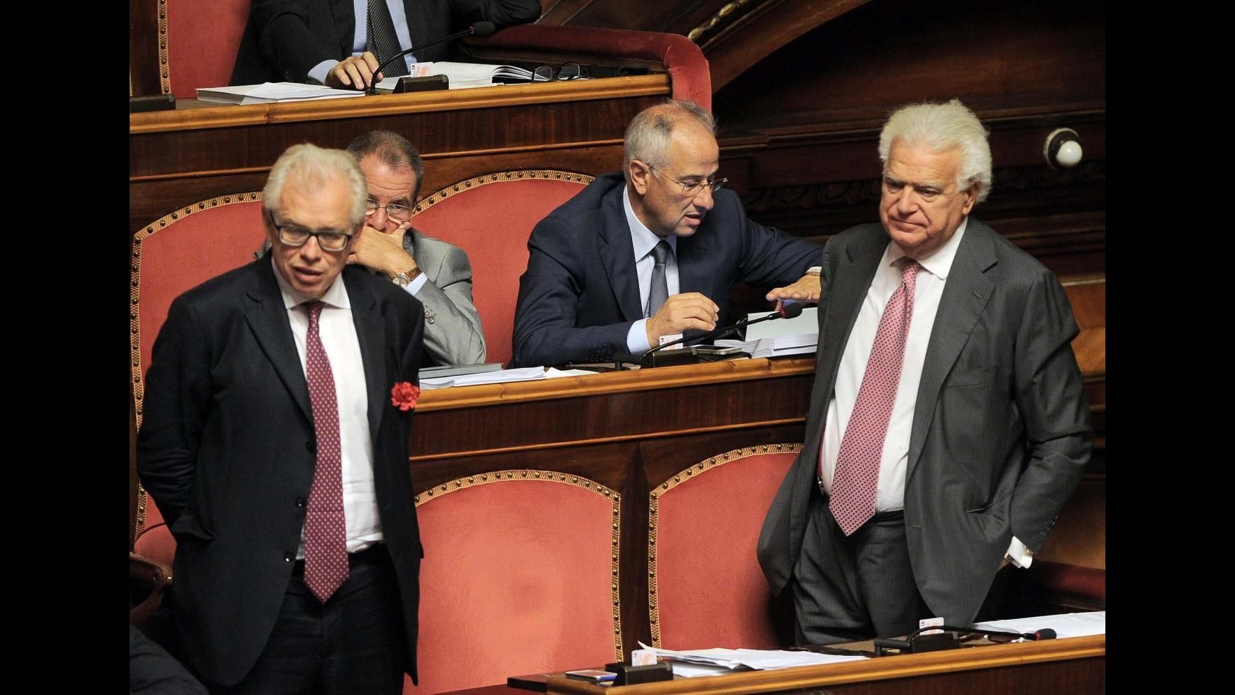 Senato, sospensi per gesti osceni Barani e D’Anna. Grasso: Offese anche istituzioni