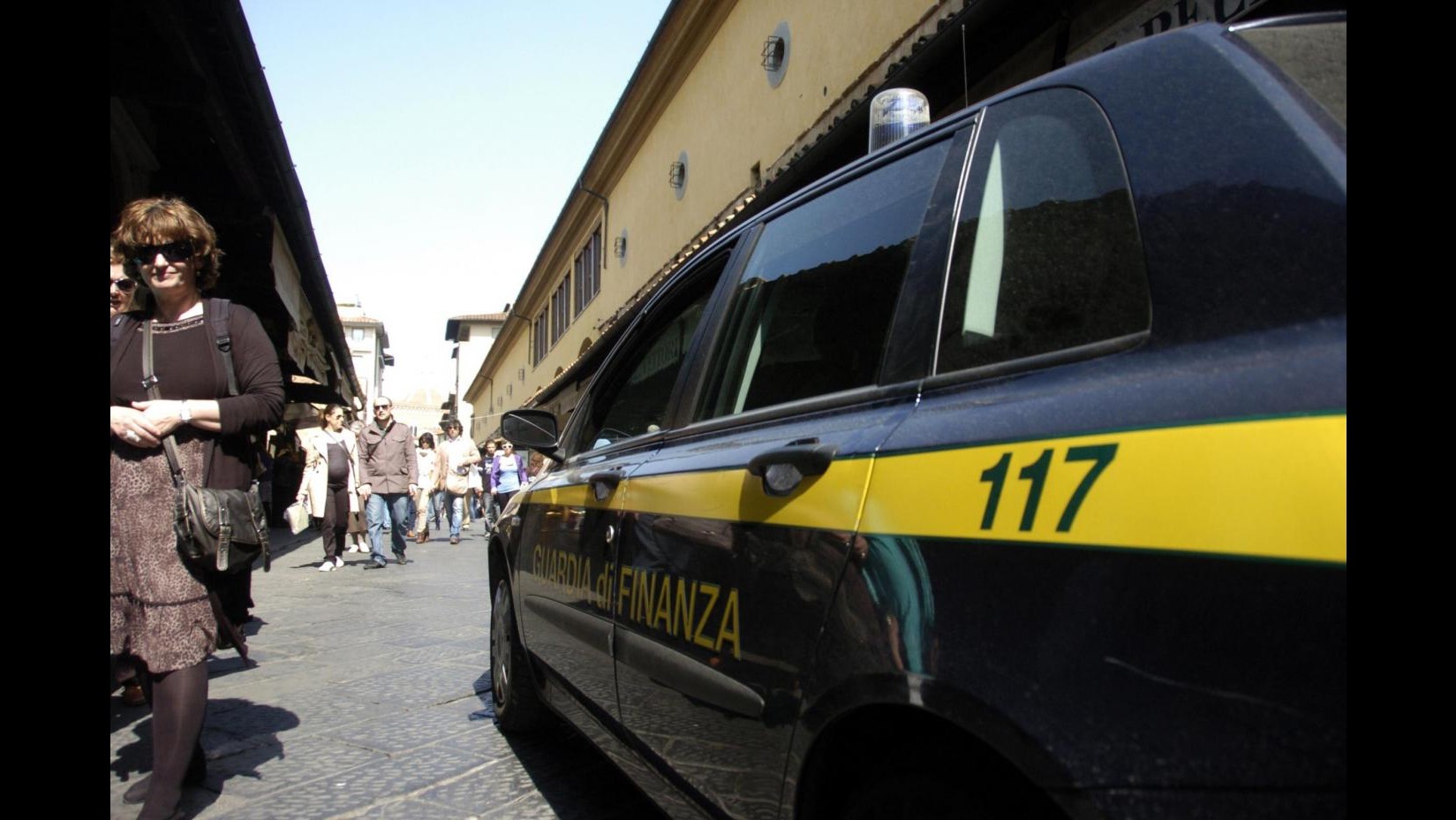 Finanza sequestra mille capi contraffatti sui lidi a Ravenna