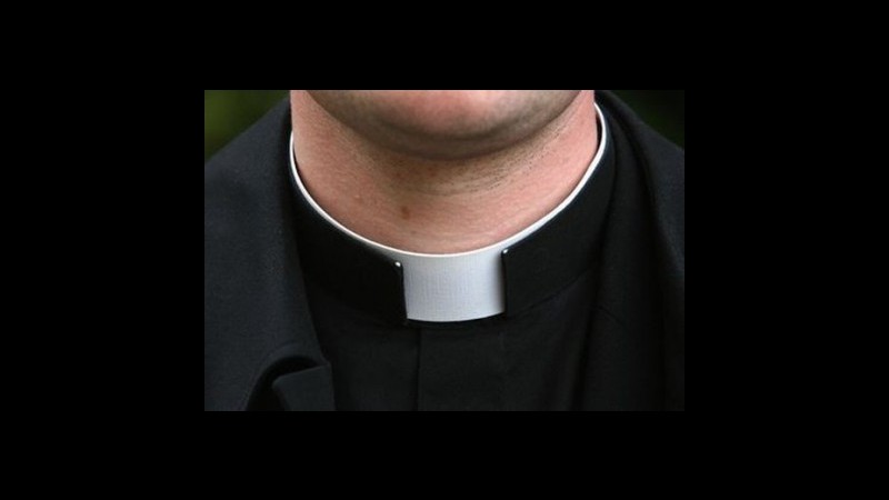 Vercelli, minaccia sacerdote con foto osé: patteggia una condanna a 18 mesi