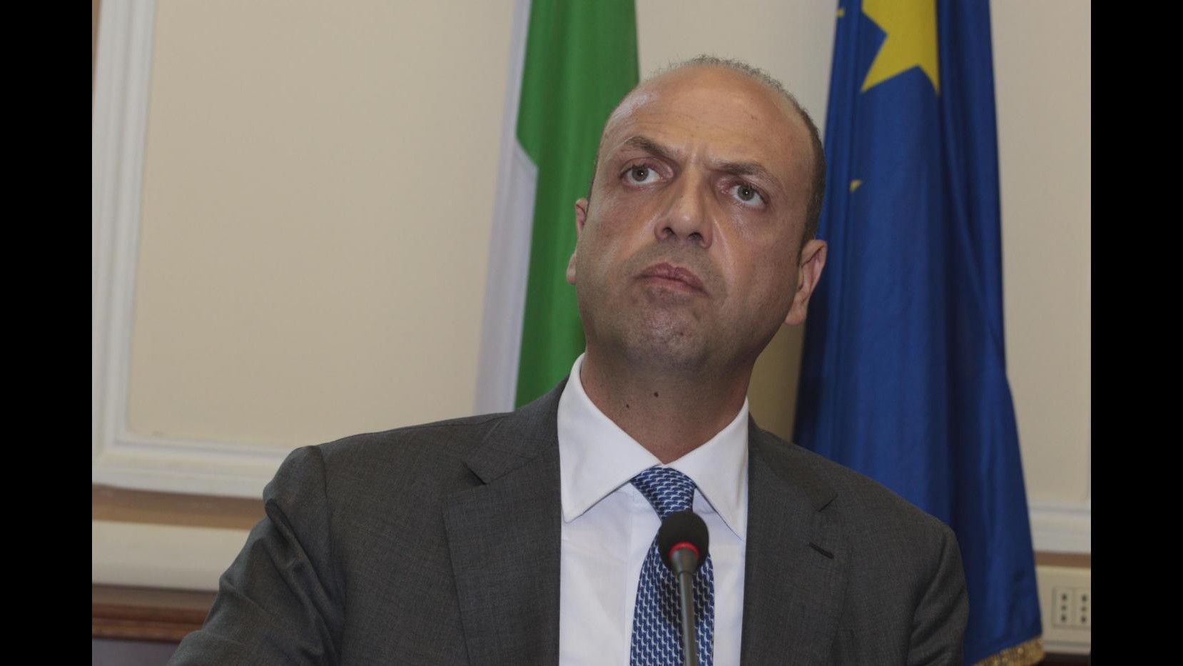 Immigrazione, Alfano: Pronti ad abbordare barconi. Msf: Basta