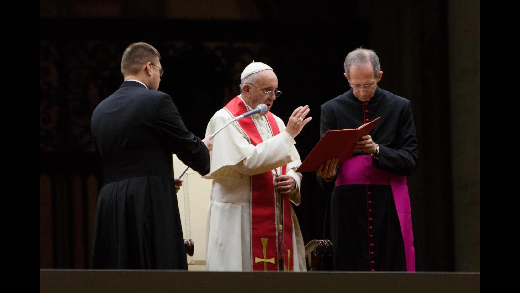 Al via il Sinodo sulla famiglia, Papa: Chiesa con porte chiuse tradisce sè stessa
