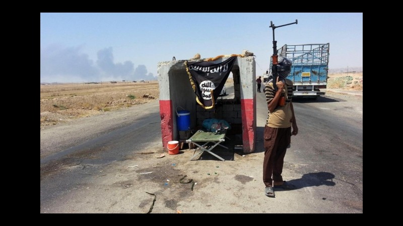 Siria, esercito di Mosca: 600 jihadisti in fuga verso l’Europa dopo i raid russi