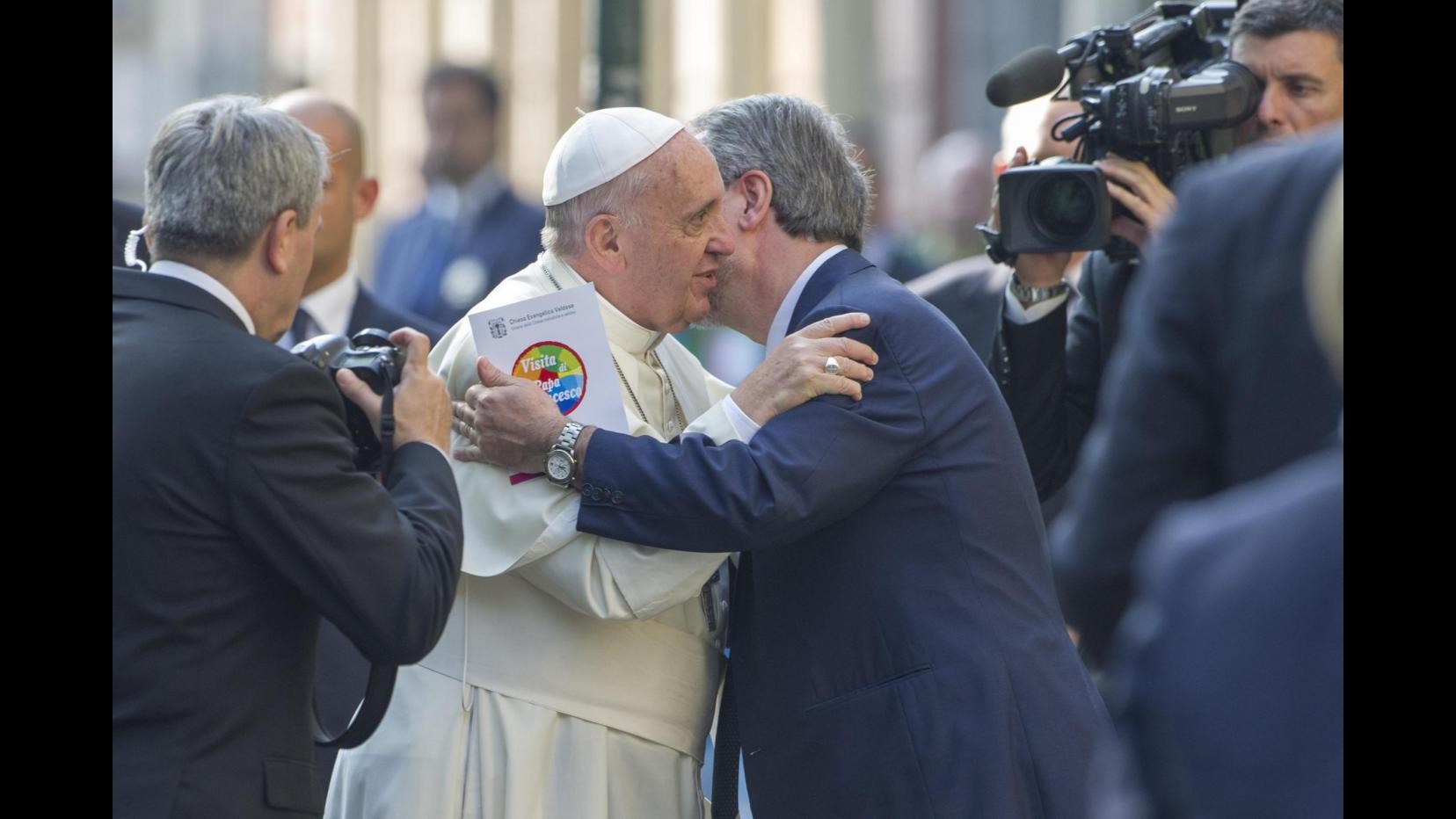 Valdesi donano al Papa la Bibbia di Olivetano