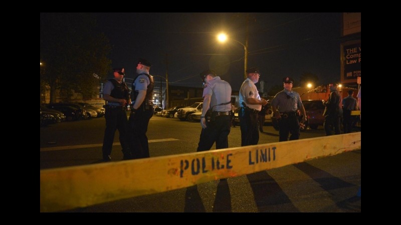 Usa, uomo spara sulla folla a Philadelphia: 7 feriti, 2 sono bambini