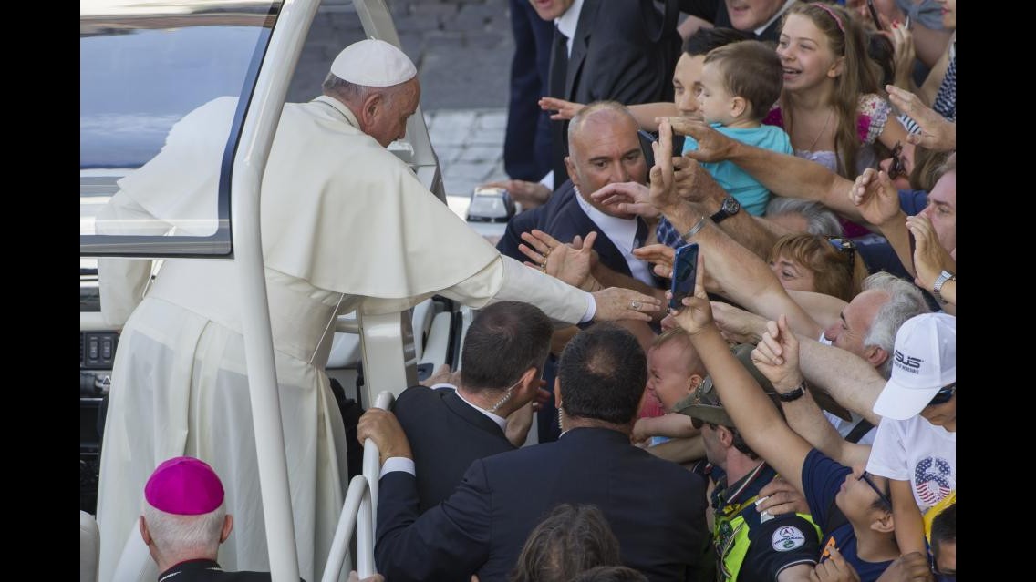 Bagno di folla per il Papa a Torino: Non chiudiamoci in società che esclude
