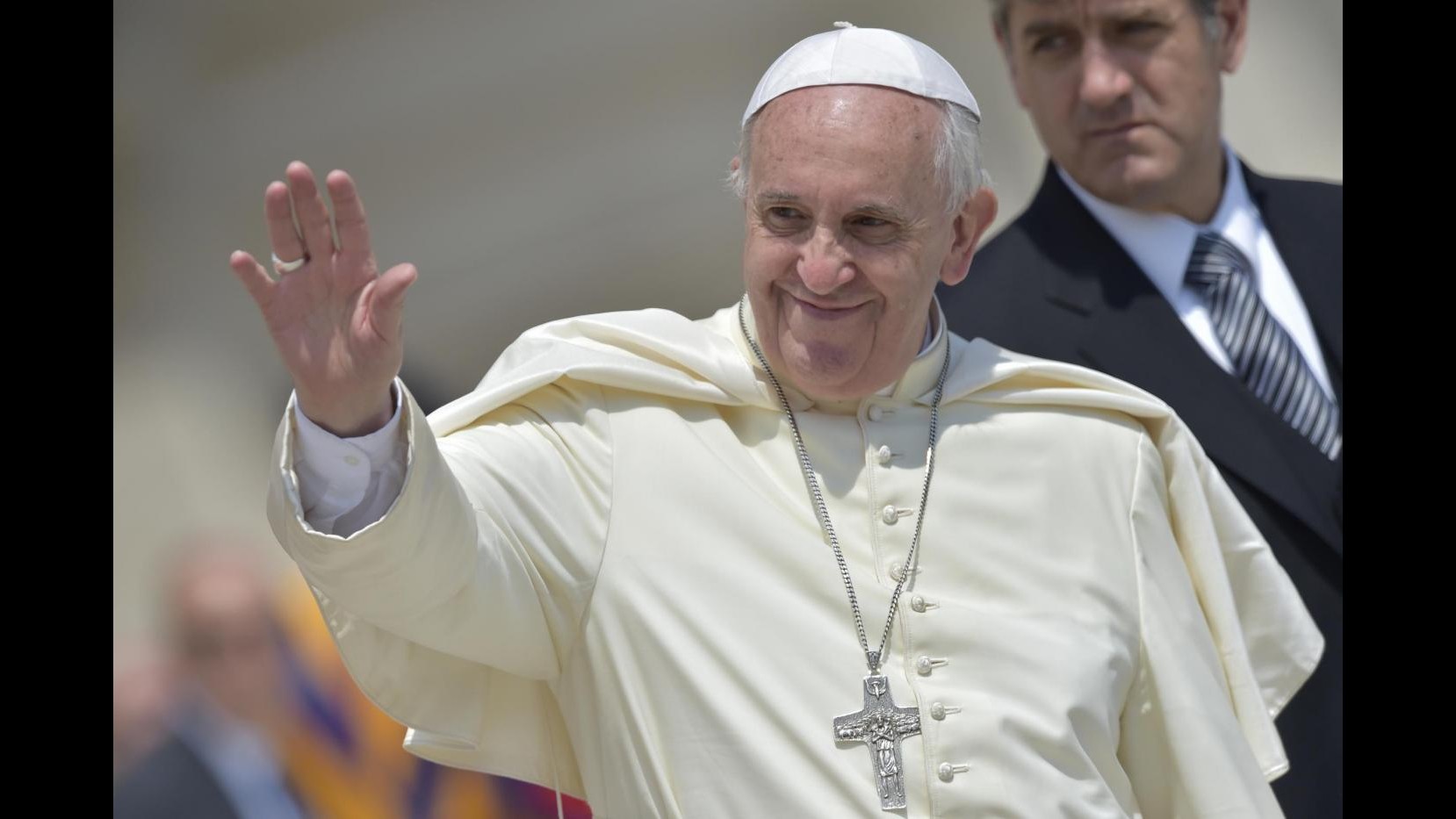 Sindone, Papa Francesco è a Torino: primo incontro con mondo del lavoro