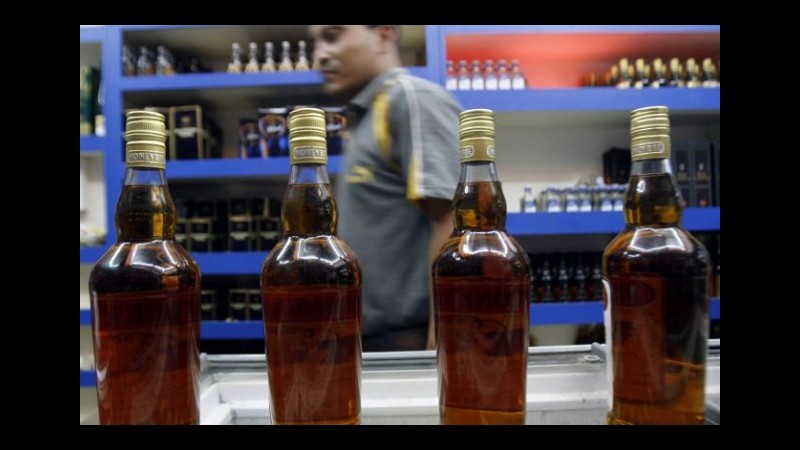 India, liquore illegale in baraccopoli: 74 morti a Mumbai