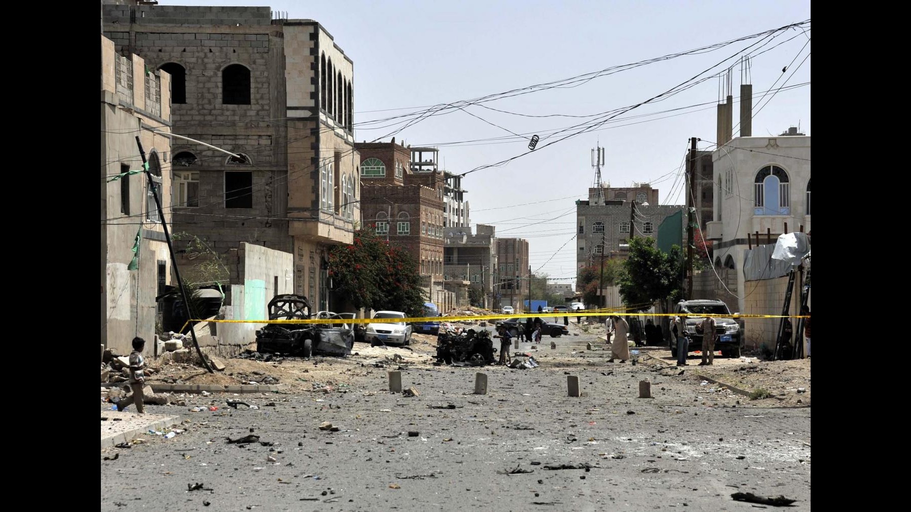 Yemen, raid coalizione su aeroporti Sanaa: distrutte piste