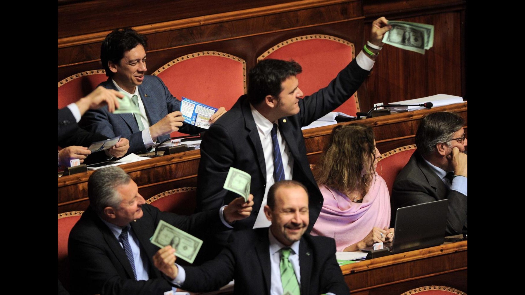 Riforme, Lega sventola banconote. Barani: Le tengano strette