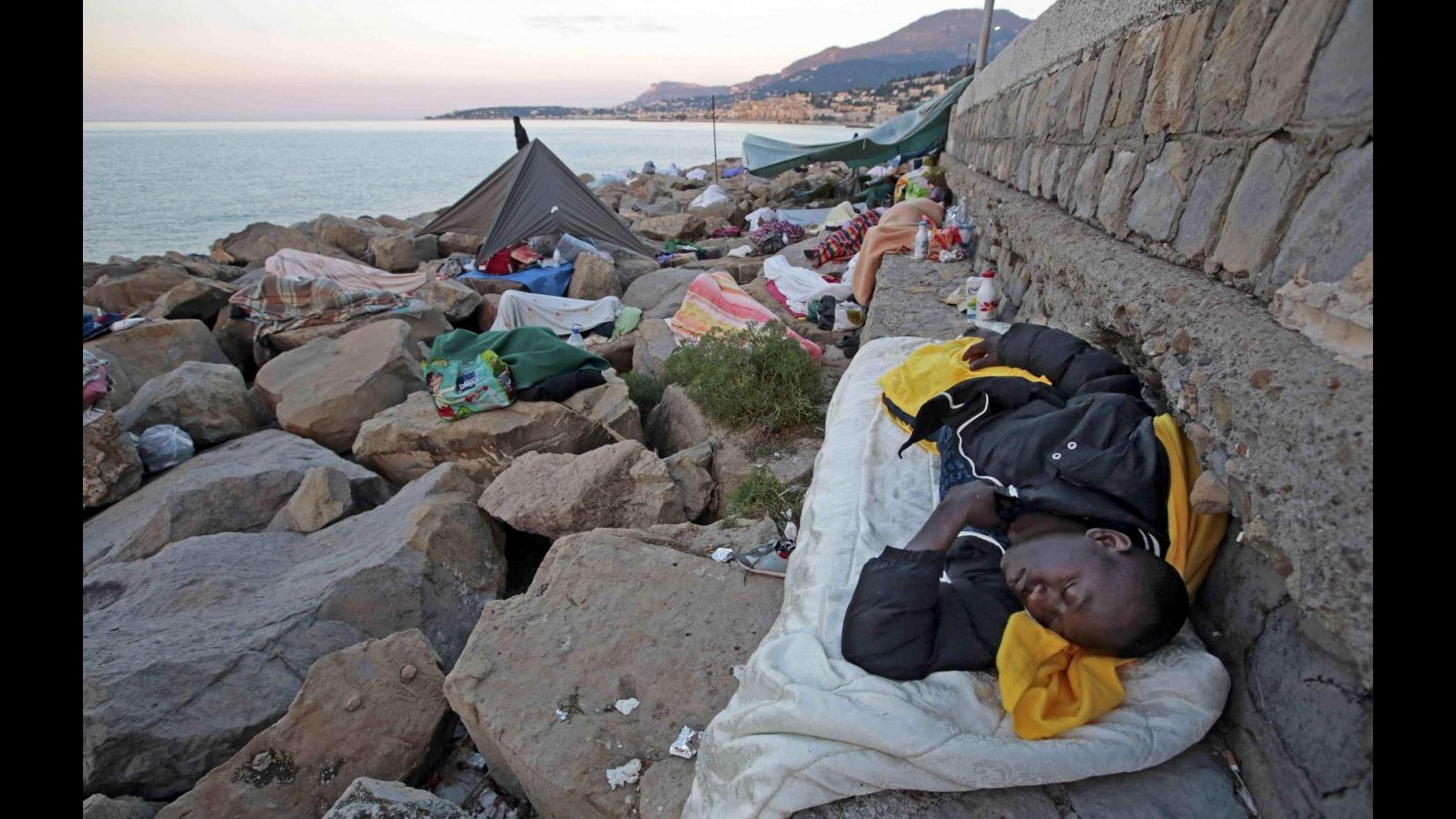 Ventimiglia, sfila il corteo dei centri socialiLa Francia fa passare i migranti