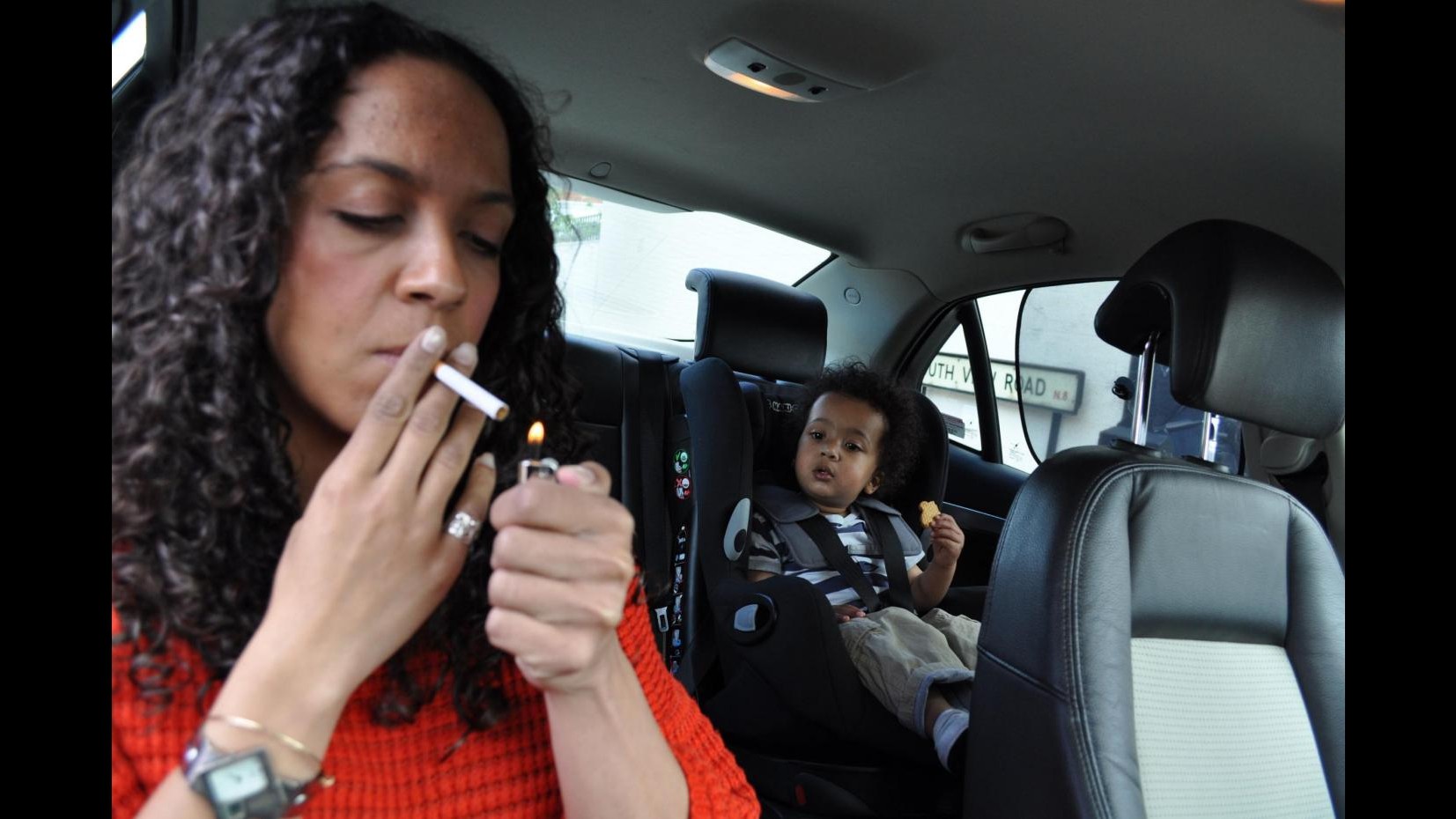 Regno Unito, da oggi vietato fumare in auto con minori