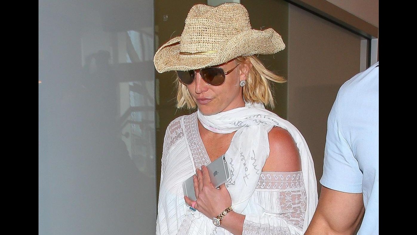 Britney Spears look da cowgirl in aeroporto a Los Angeles