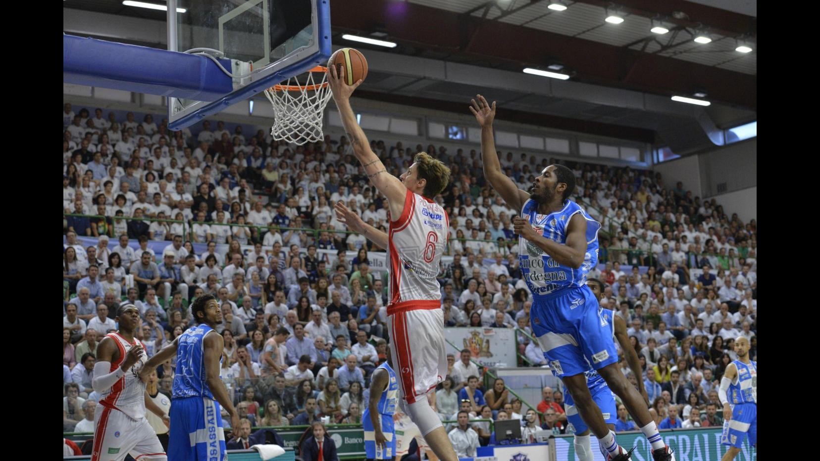 Basket, finale scudetto: Sassari doma Reggio Emilia 80-77 e resta in corsa.  Emiliani avanti2-1