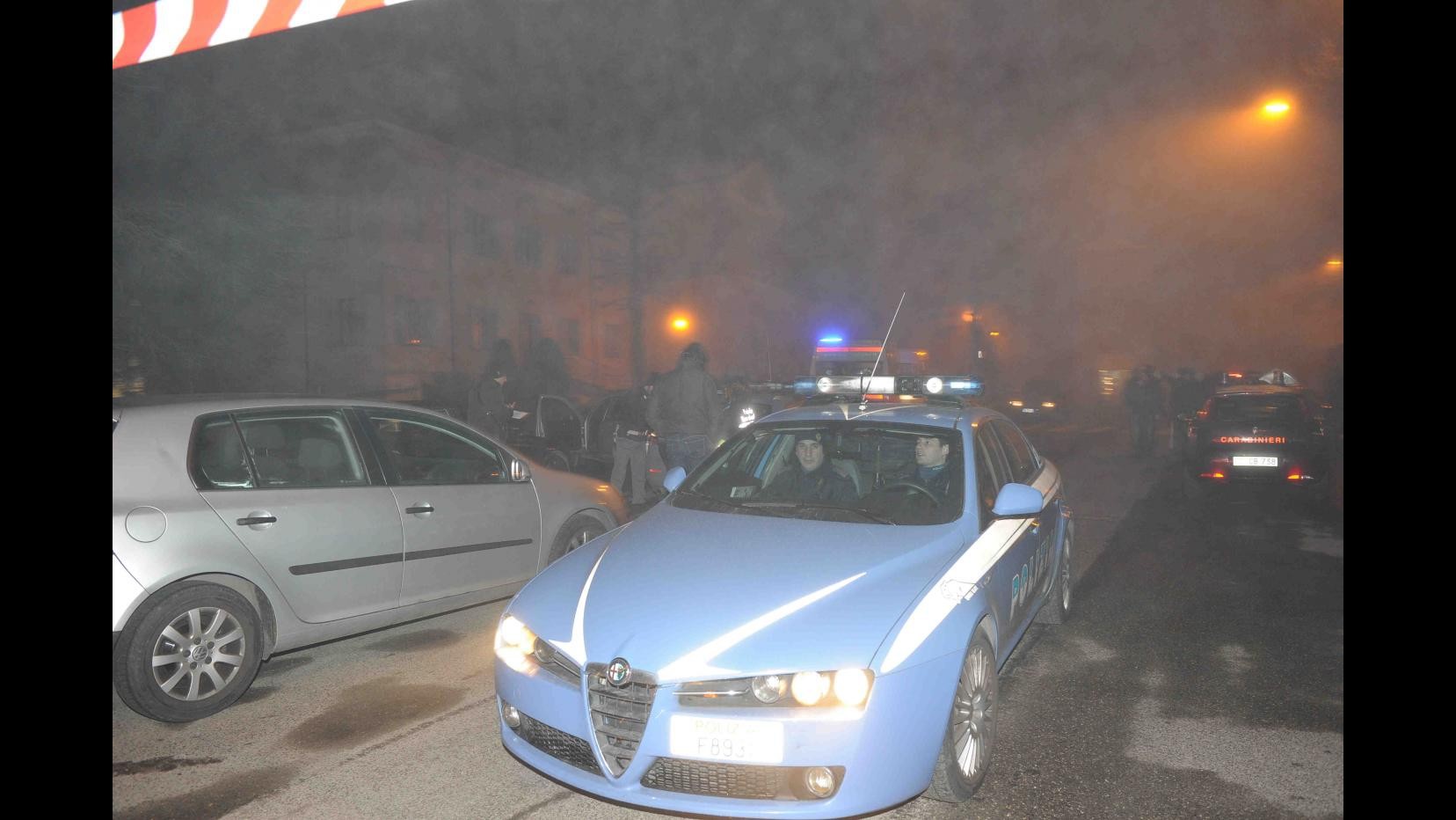 Roma, lancia sasso su auto in corsa, salvato da linciaggio: arrestato