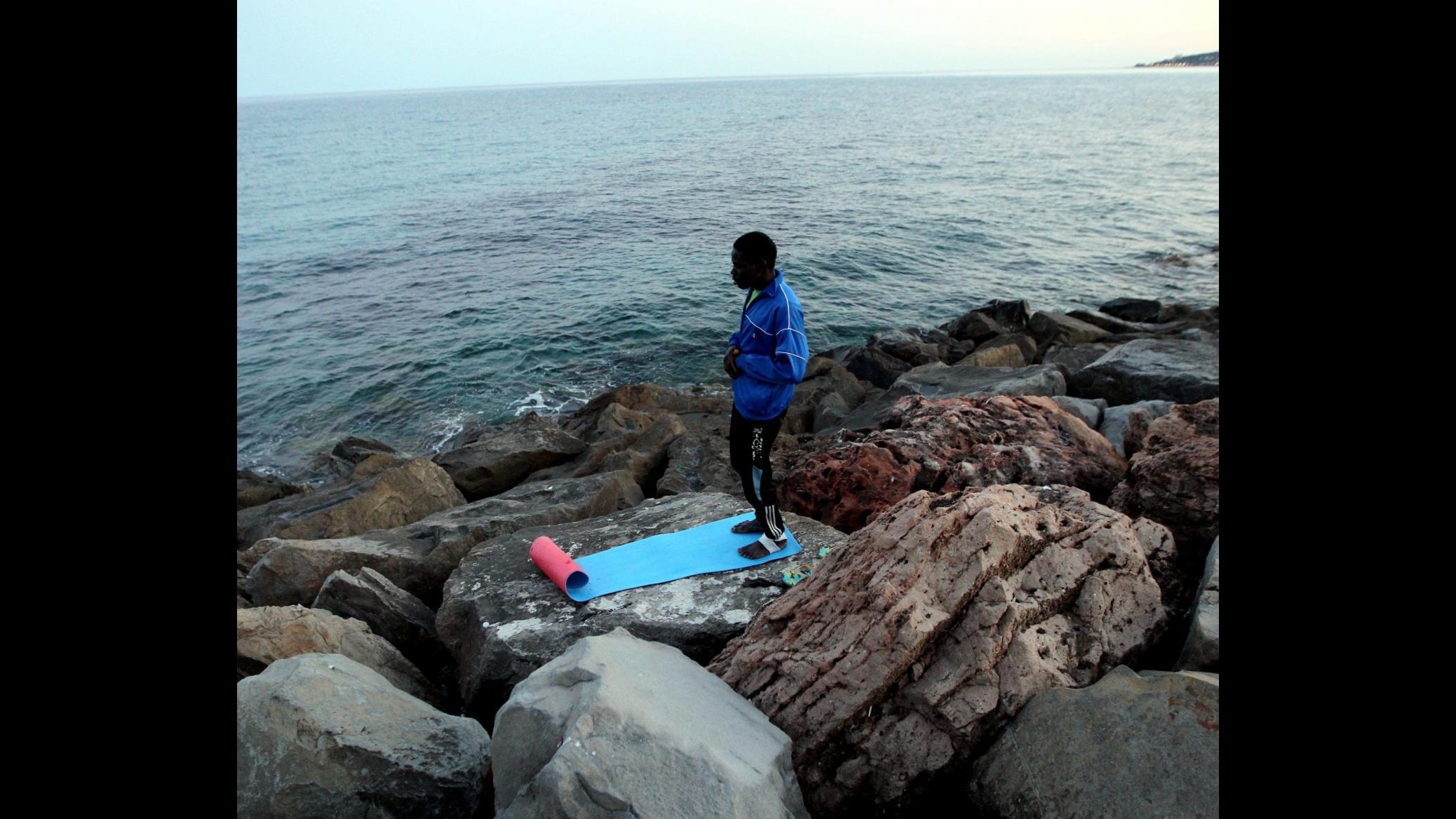 Immigrazione, a Ventimiglia sgombero no border: 70 migranti su scogli
