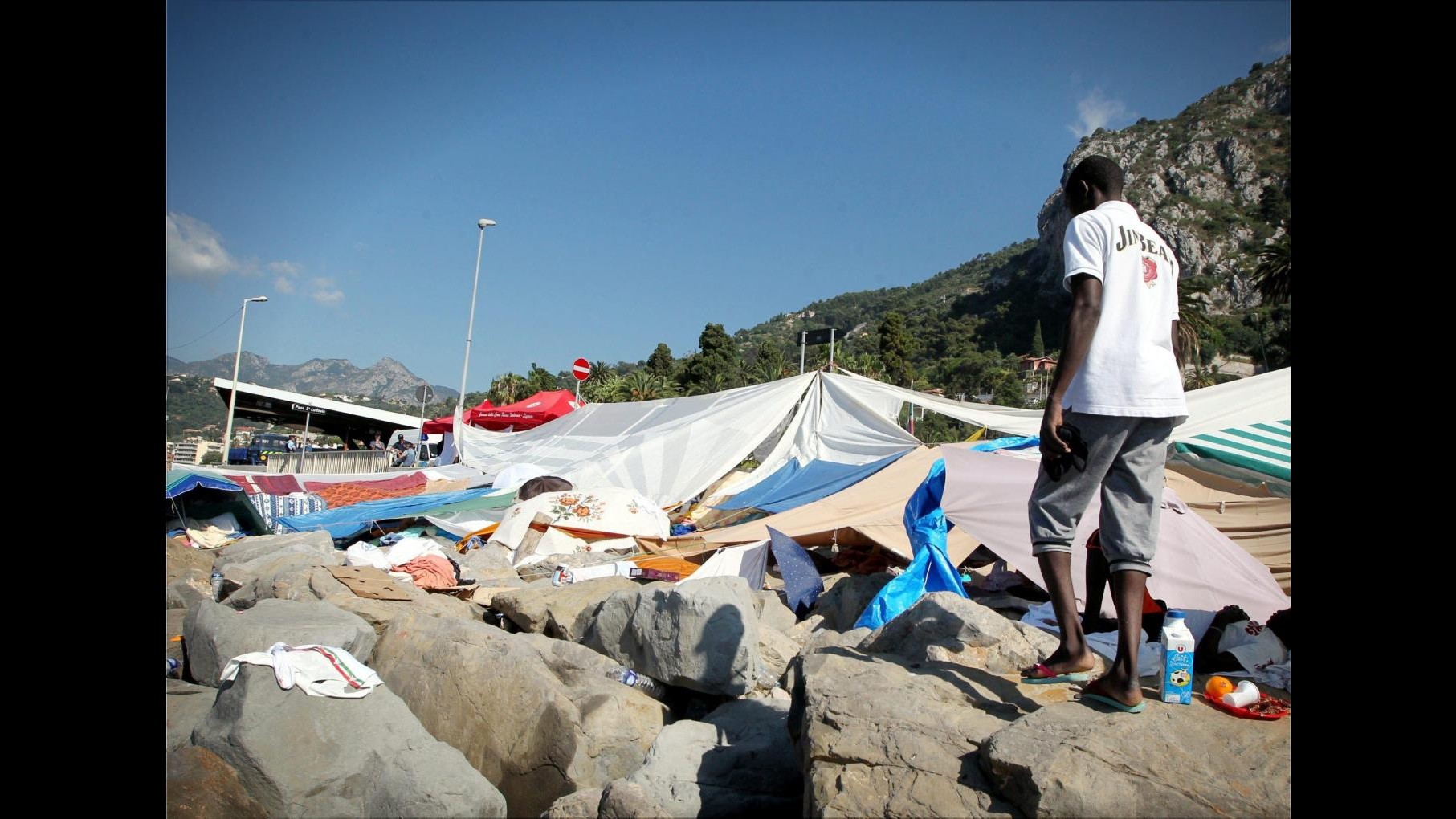 Migranti, sgomberata all’alba la tendopoli ‘no border’ di Ventimiglia: un arresto