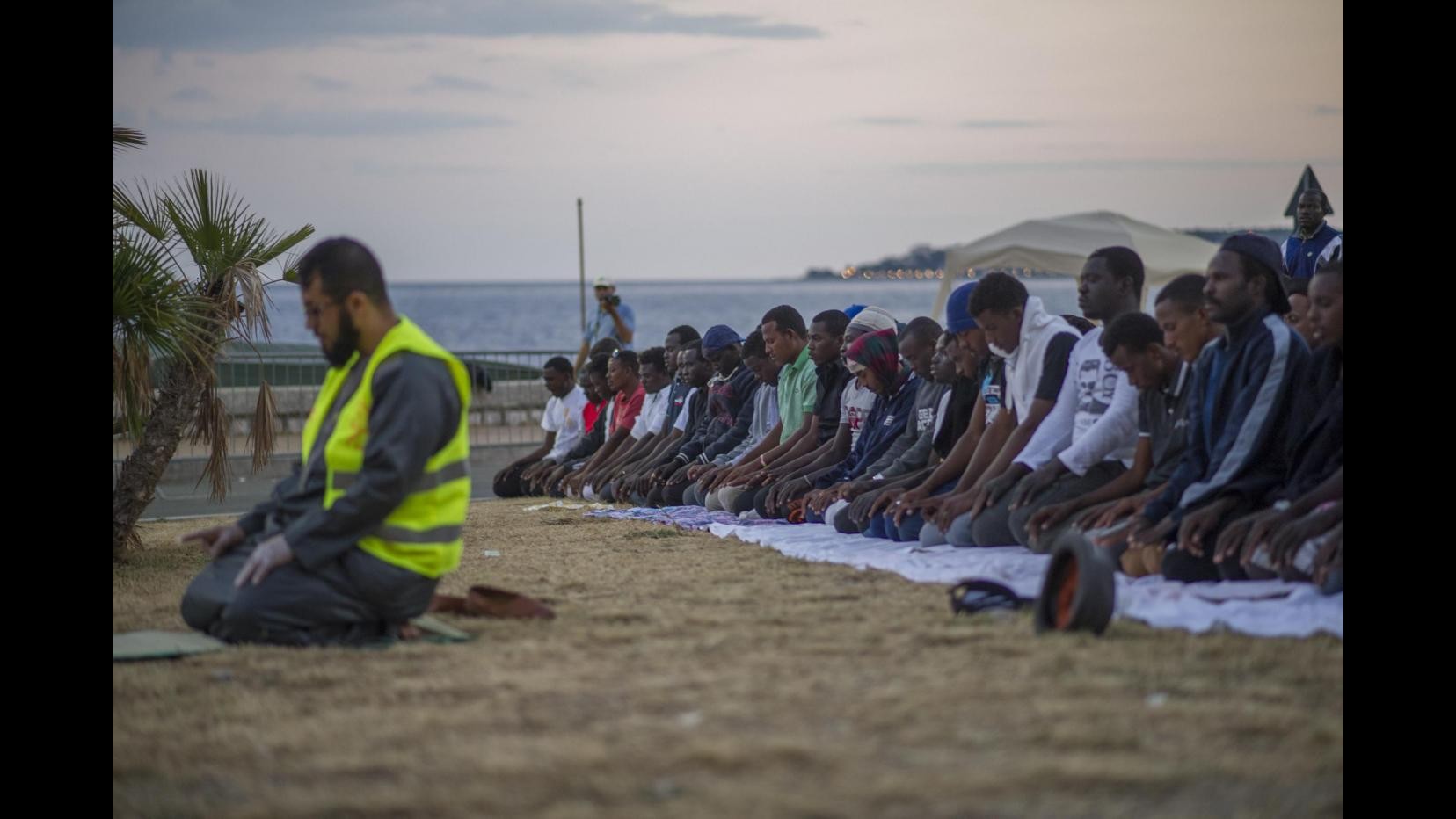 Immigrazione, prima notte di Ramadan sulla scogliera di Ventimiglia