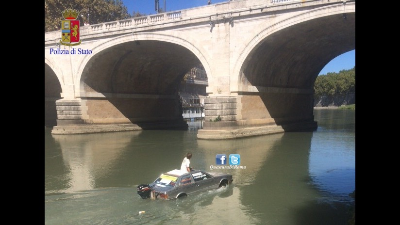 Roma, naviga nel Tevere sopra la scocca di una Maserati: fermato un 40enne