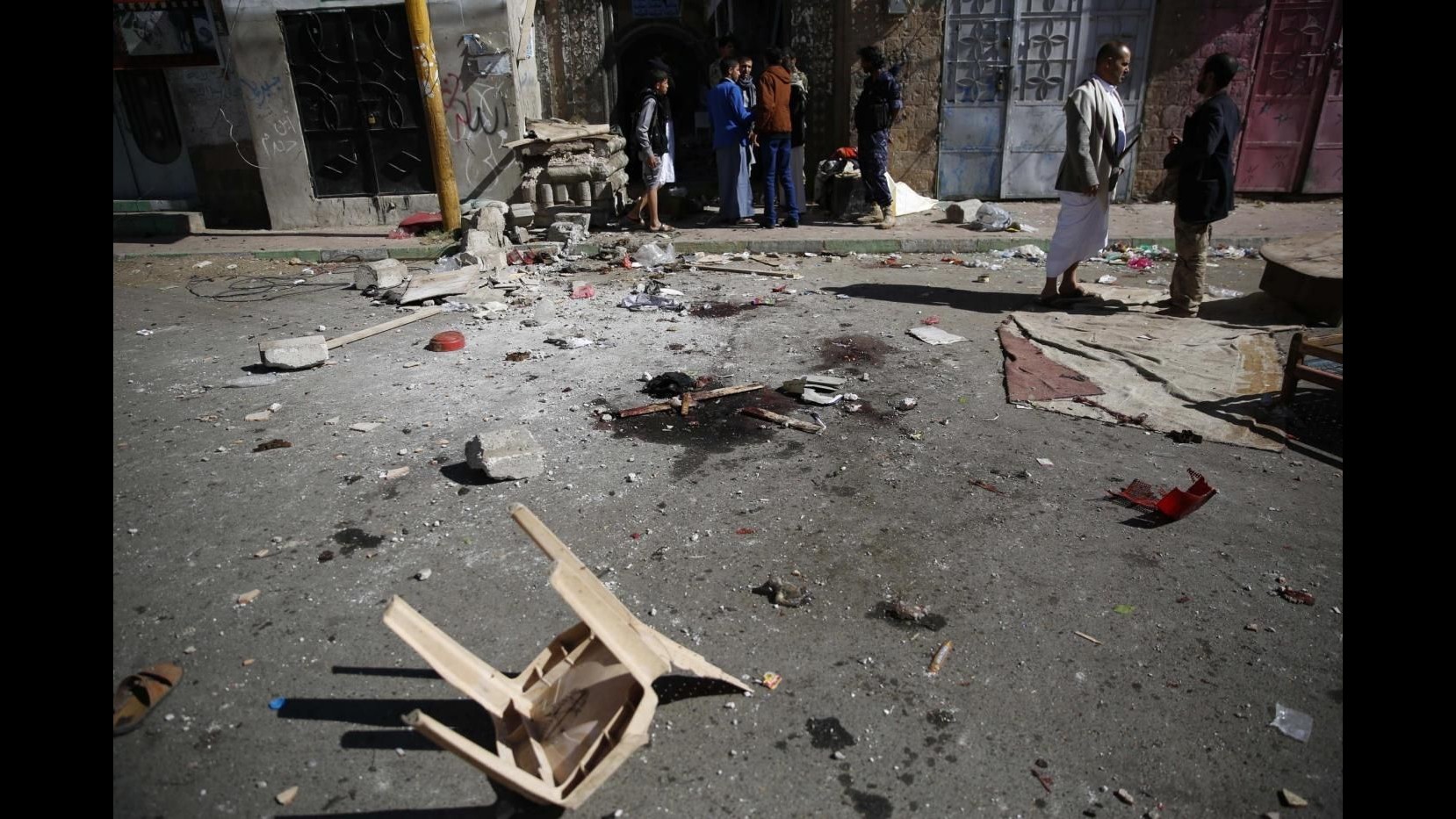Yemen, raid aereo della coalizione araba su festa nozze: salgono a 130 i morti
