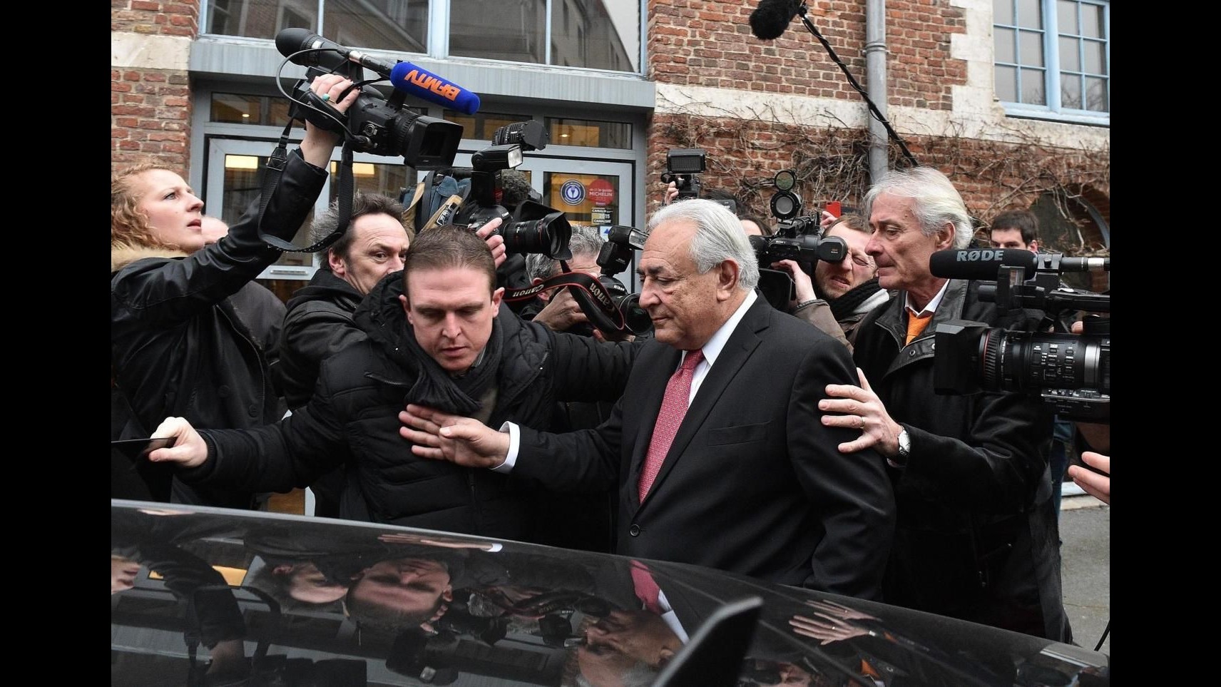 Francia, Strauss-Khan indagato per truffa e appropriazione indebita