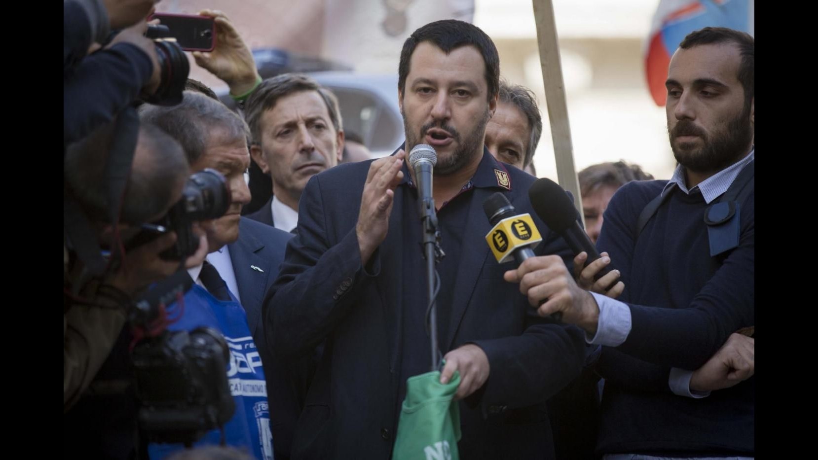 Roma, Salvini con polizia in piazza: Mi vedo bene al posto di Alfano