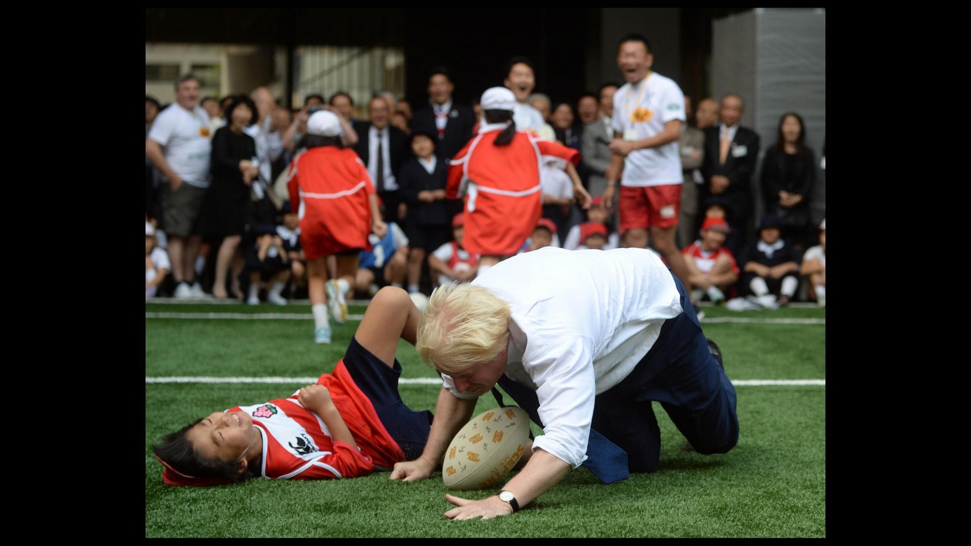 Il sindaco di Londra ‘travolge’ bambino in partita rugby a Tokyo